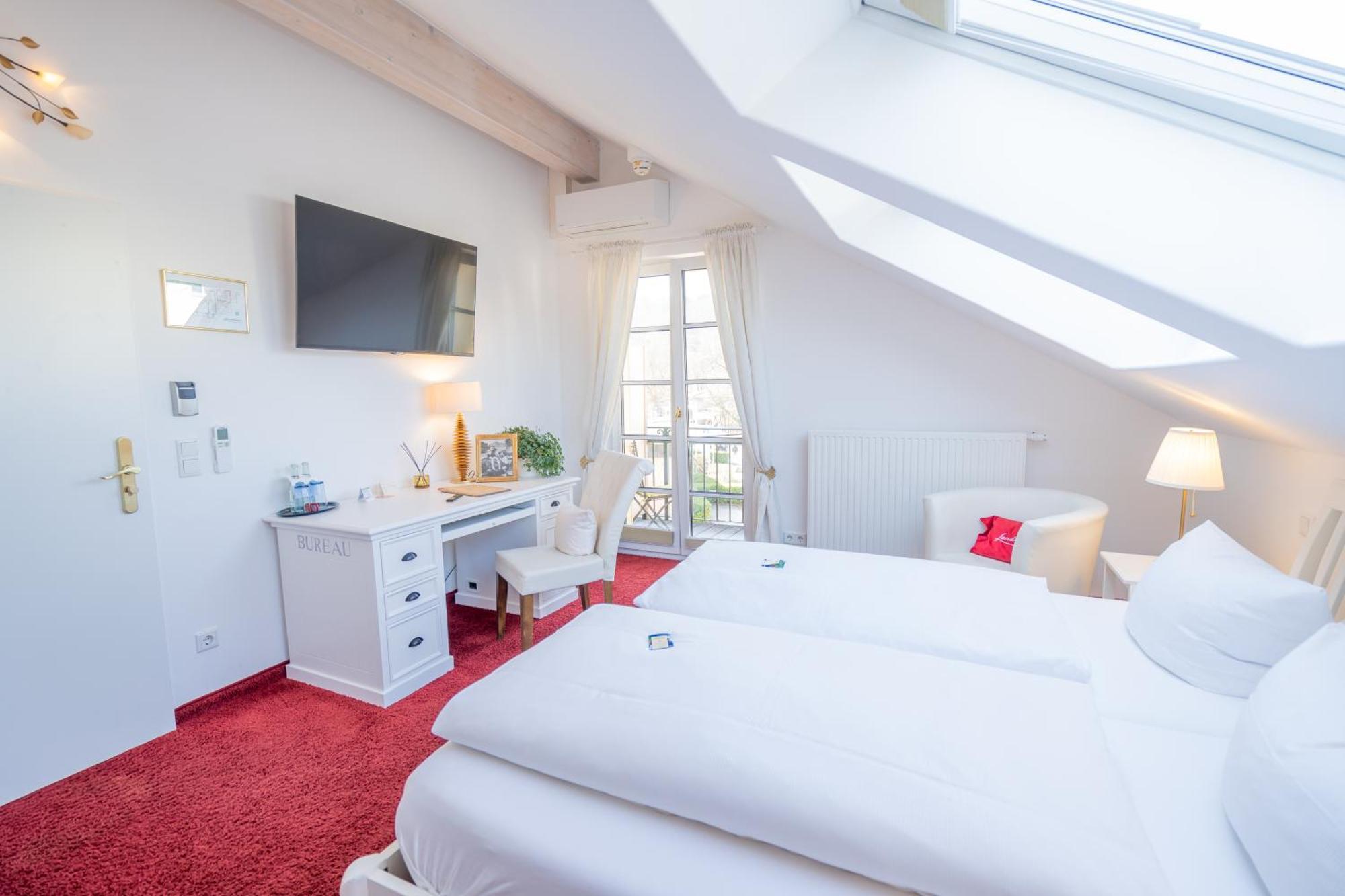 Landhaus Hotel โวลฟรัทส์เฮาเซิน ภายนอก รูปภาพ