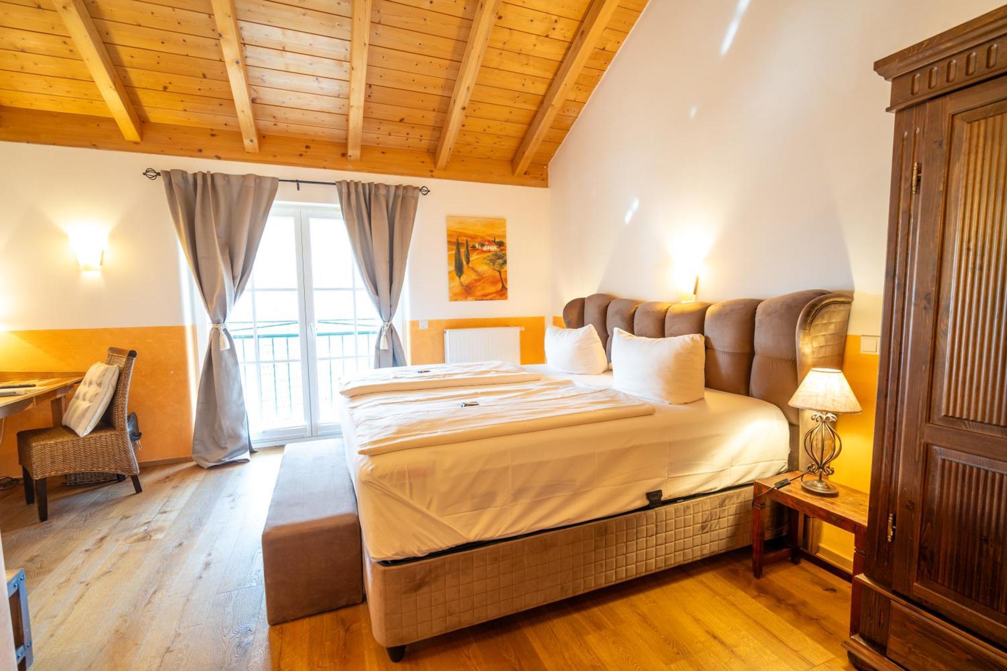 Landhaus Hotel โวลฟรัทส์เฮาเซิน ภายนอก รูปภาพ