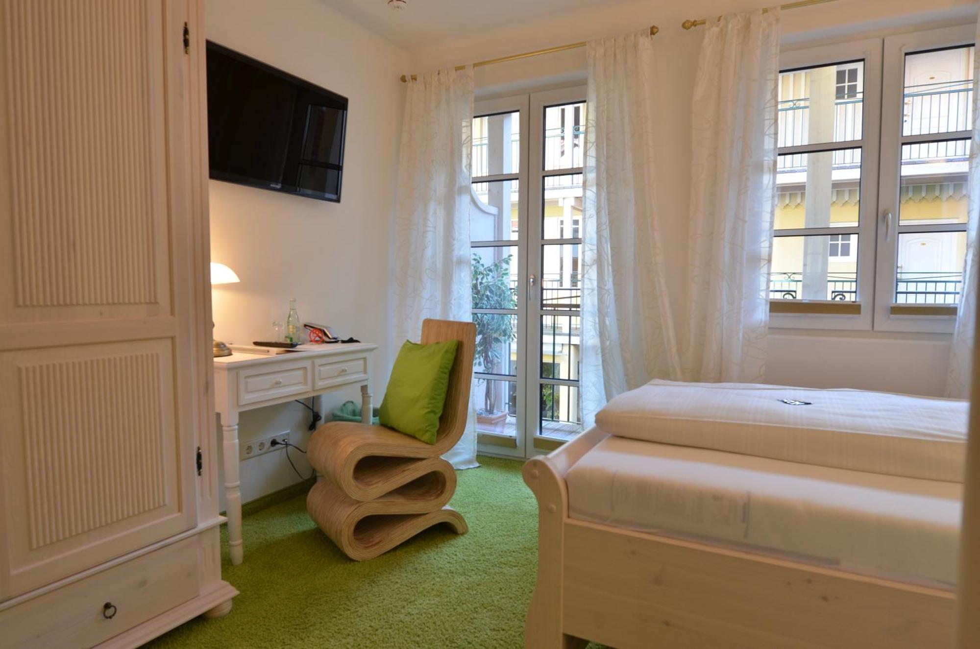 Landhaus Hotel โวลฟรัทส์เฮาเซิน ภายนอก รูปภาพ