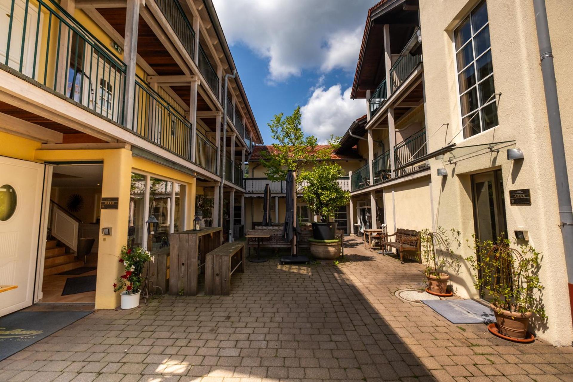 Landhaus Hotel โวลฟรัทส์เฮาเซิน ภายนอก รูปภาพ