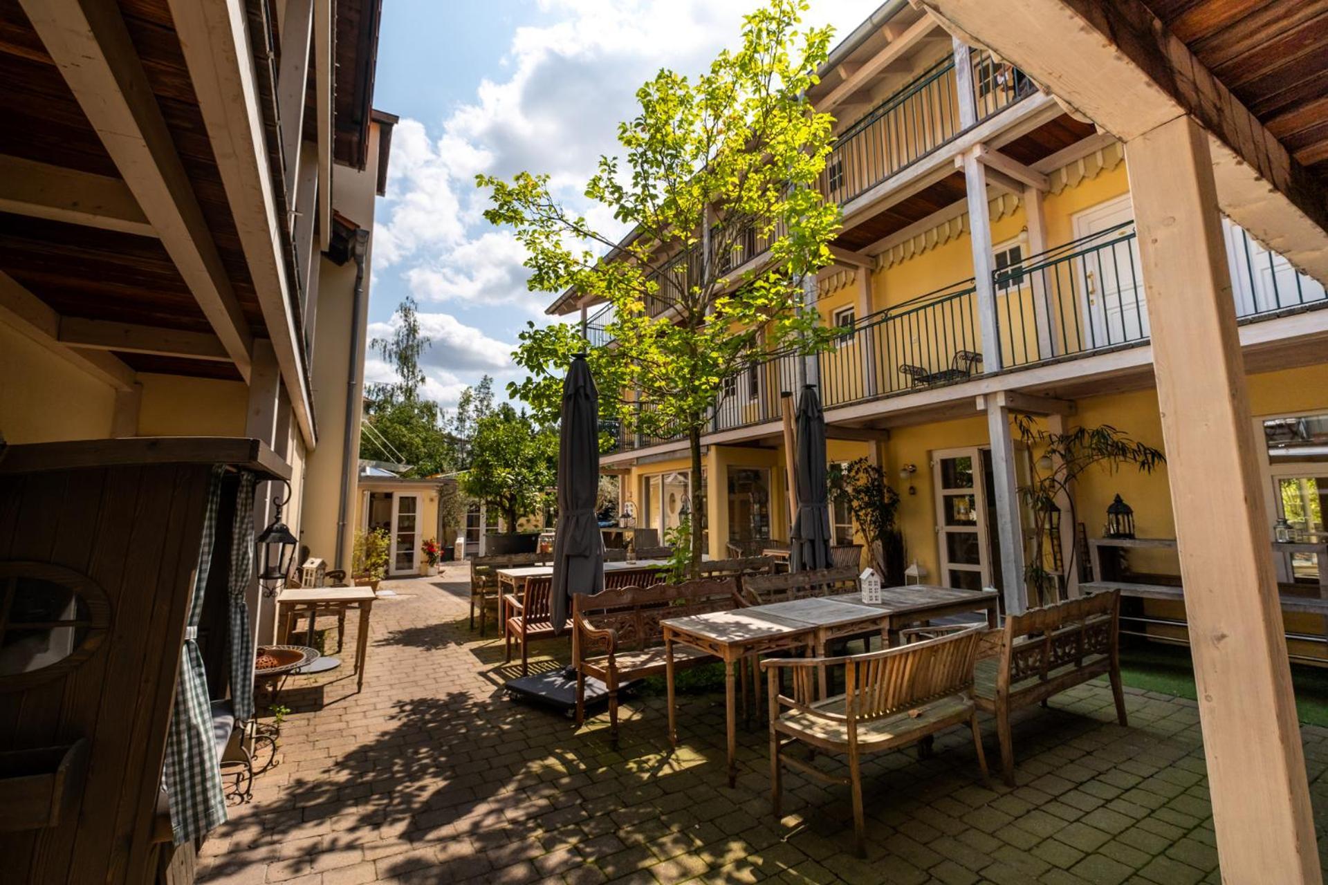 Landhaus Hotel โวลฟรัทส์เฮาเซิน ภายนอก รูปภาพ